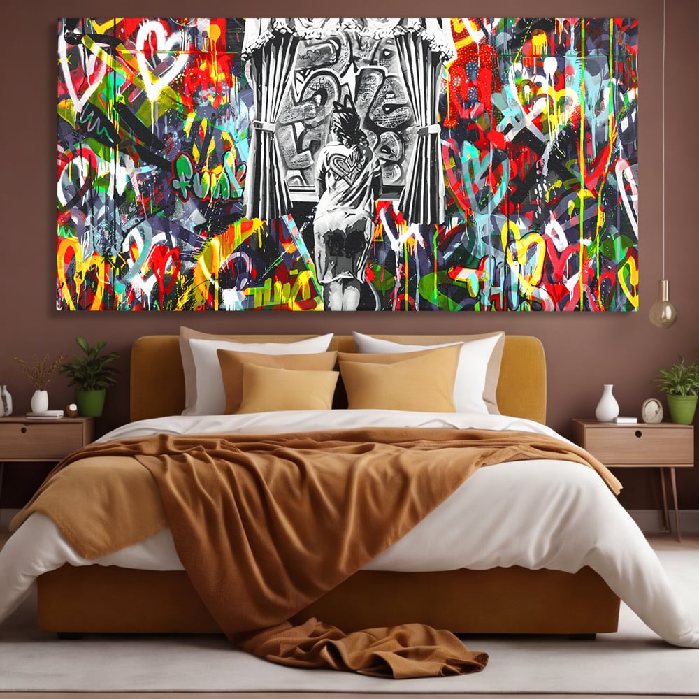 Tablou canvas cu tablou canvas cu graffiti urban si o silueta, fara rama, pe sasiu de lemn, pe perete intr-un dormitor